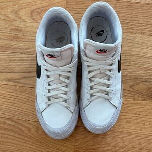 Women’s Nike White and Black Low-Top Sneakers Size 10